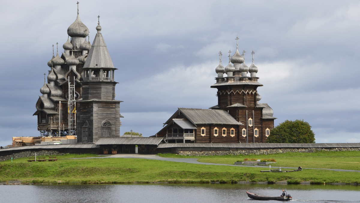 Skansen Kiży w północno-zachodniej Rosji jest jednym z największych muzeów na wolnym powietrzu na świecie. Ta wyspa-skansen słynie przede wszystkim z zabytków architektury drewnianej. Dopłyniemy tam promem z Pietrozawodska.