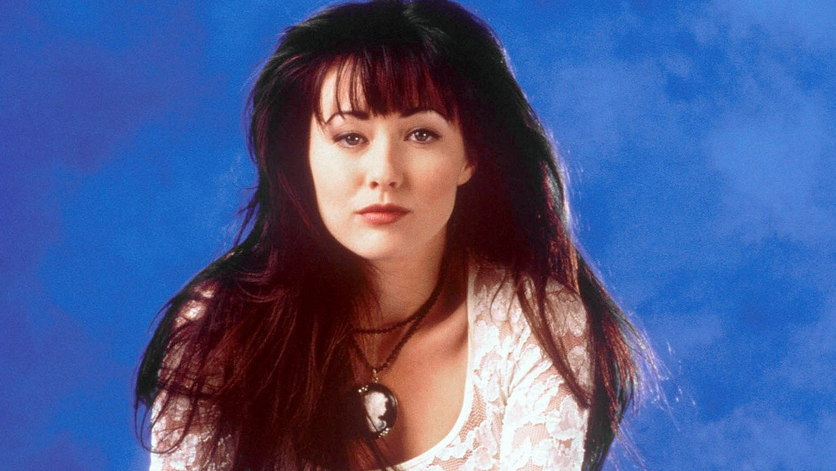 Shannen Doherty, aktorka znana z roli Brendy w serialu "Beverly Hills, 90210", walczy z rakiem piersi. 45-latka musiała poddać się podwójnej mastektomii. Aktorka niedawno zakończyła chemioterapię. Na swoim Instagramie podzieliła się z fanami poruszającymi nagraniem sprzed dwóch lat.