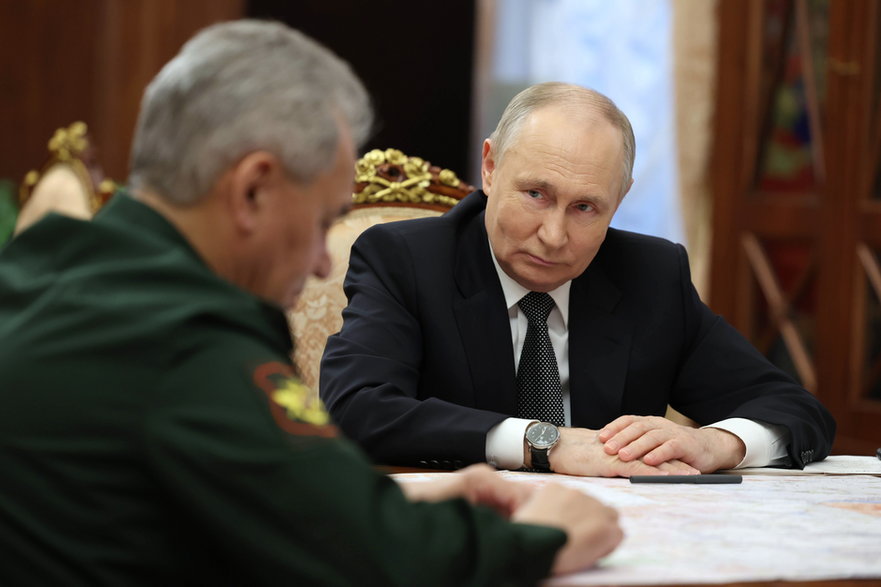 Prezydent Rosji Władimir Putin podczas spotkania z ministrem obrony Siergiejem Szojgu