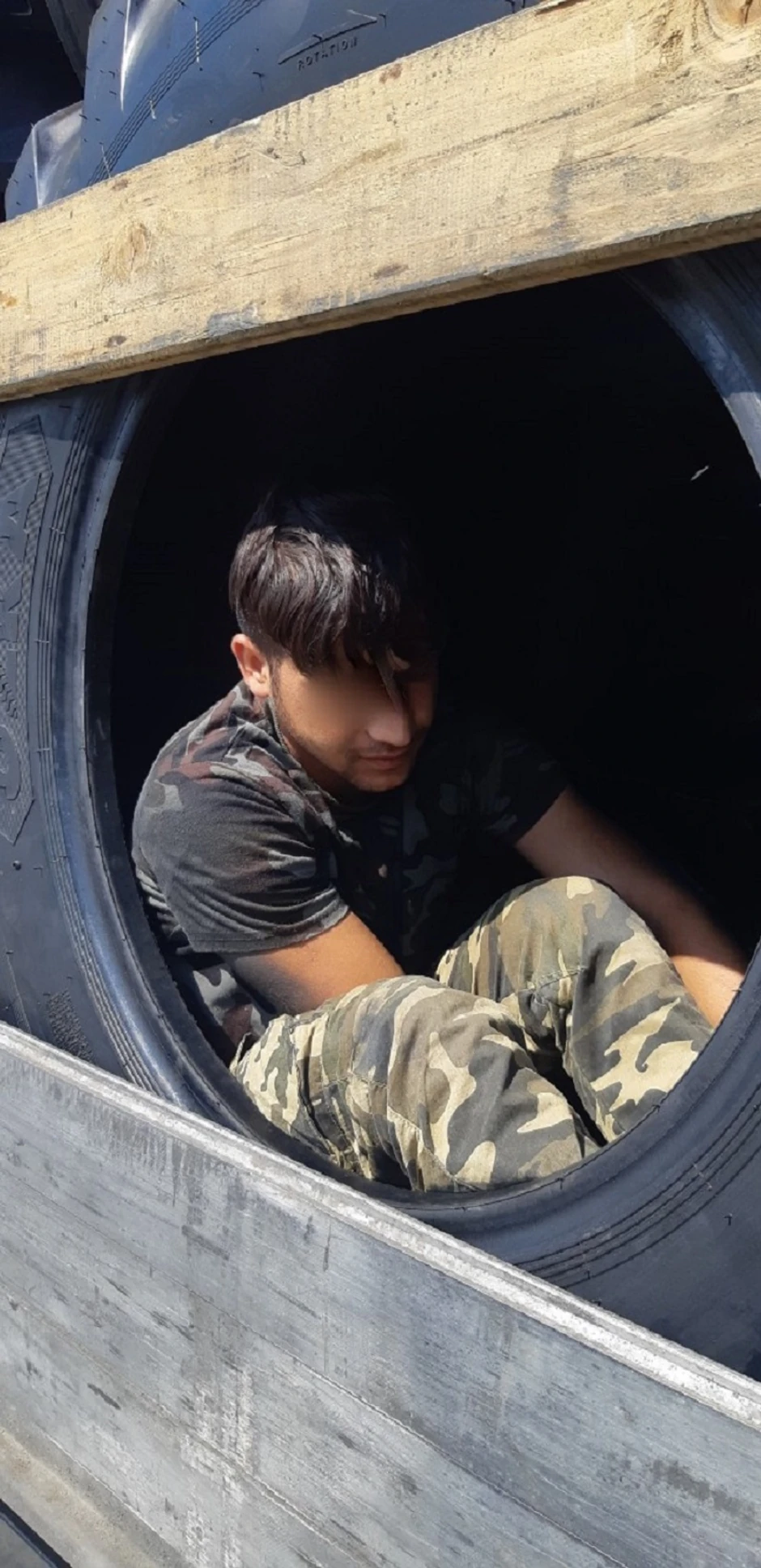 Migrant u tovaru guma