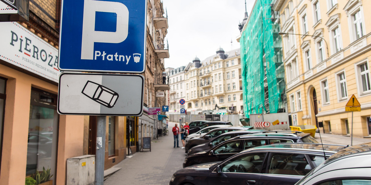 Zabiorą 100 miejsc parkingowych