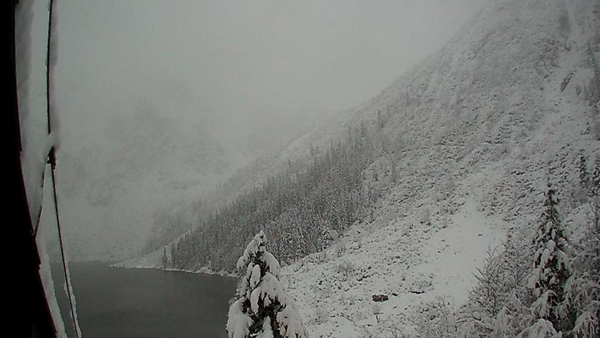 W Tatrach zima w pełni. Tatrzańskie Ochotnicze Pogotowie Ratunkowe ogłosiło II stopień zagrożenia lawinowego. Oznacza to, że pokrywa śnieżna jest umiarkowanie związana na niektórych stromych stokach, na ogół jednak jest związana dobrze.