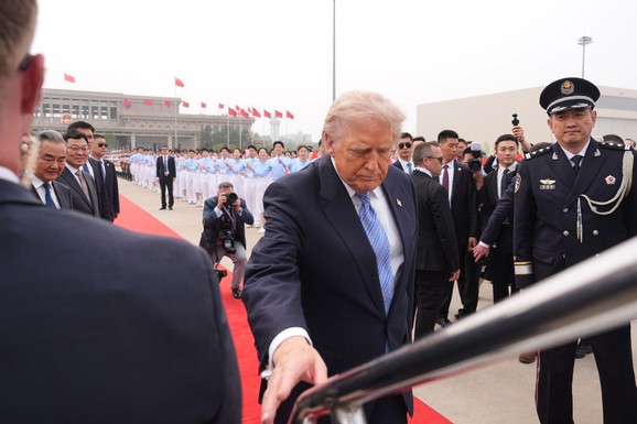 "NIŠTA IZ KINE NE SME U AVION!" Nezapamćena scena pred poletanje Trampa iz Pekinga: Američko osoblje SVE BACILO U KANTU