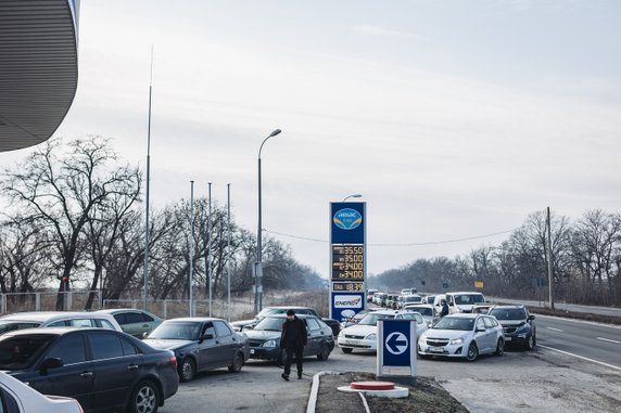 Kramatorsk. Kolejka aut na stację benzynową. Ukraińcy przemieszczają się intensywnie po tym, jak Rosja zaatakowała ich kraj