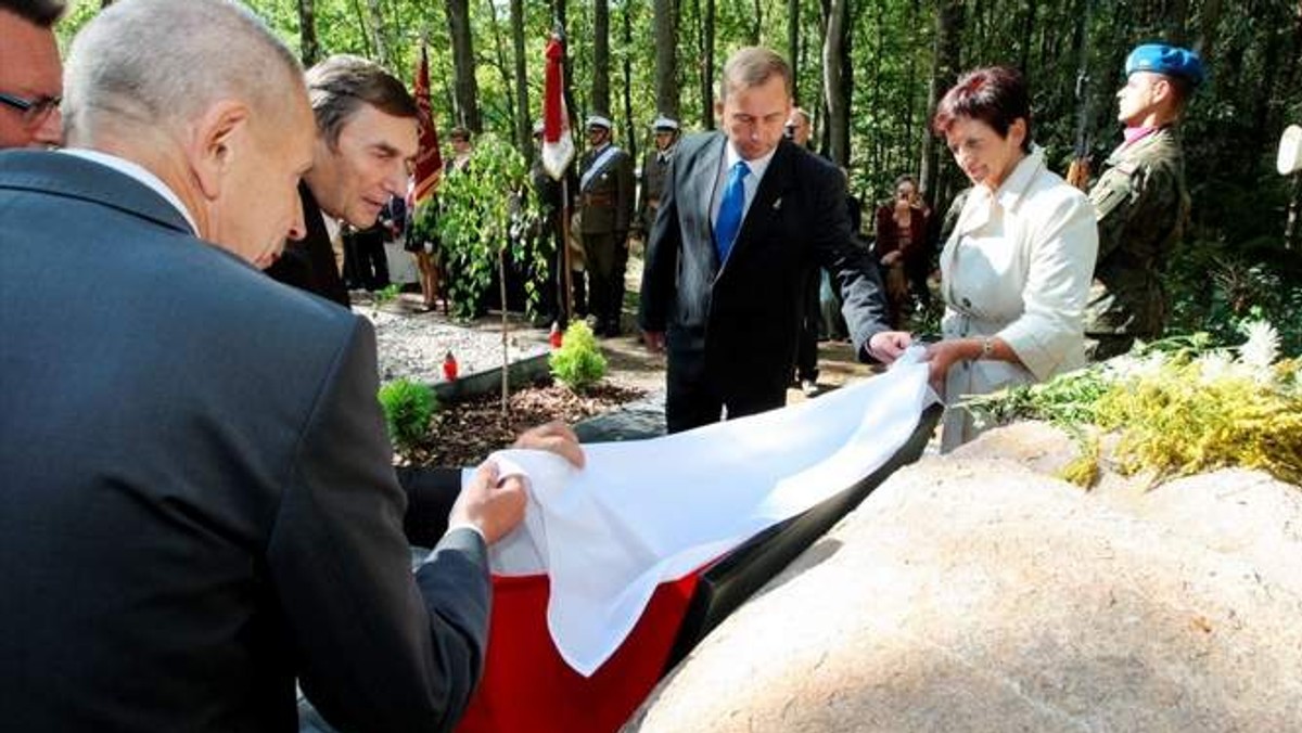 - Trzeba usunąć nazwisko kpt. Kuźnickiego z mogiły pomordowanych na początku II wojny światowej w Świekatowie - mówi nasz wicewojewoda.