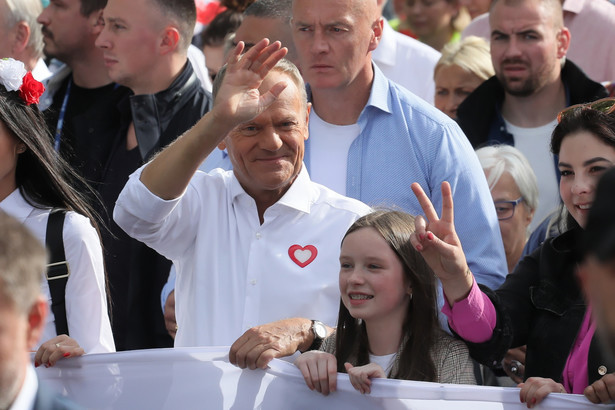 Przewodniczący Platformy Obywatelskiej Donald Tusk (C) na czele, zorganizowanego przez Koalicję Obywatelską, "Marszu Miliona Serc"
