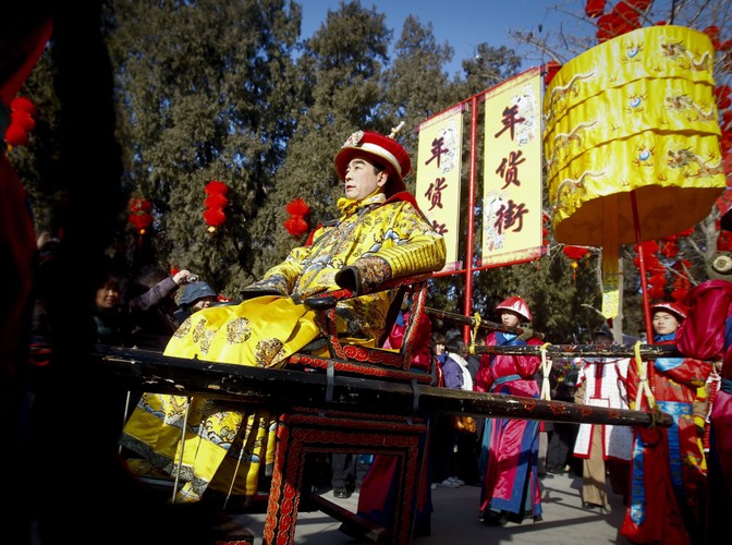 Aktor przebrany w tradycyjny cesarski kostium bierze udział w uroczystościach w Świątyni Ziemi w Pekinie