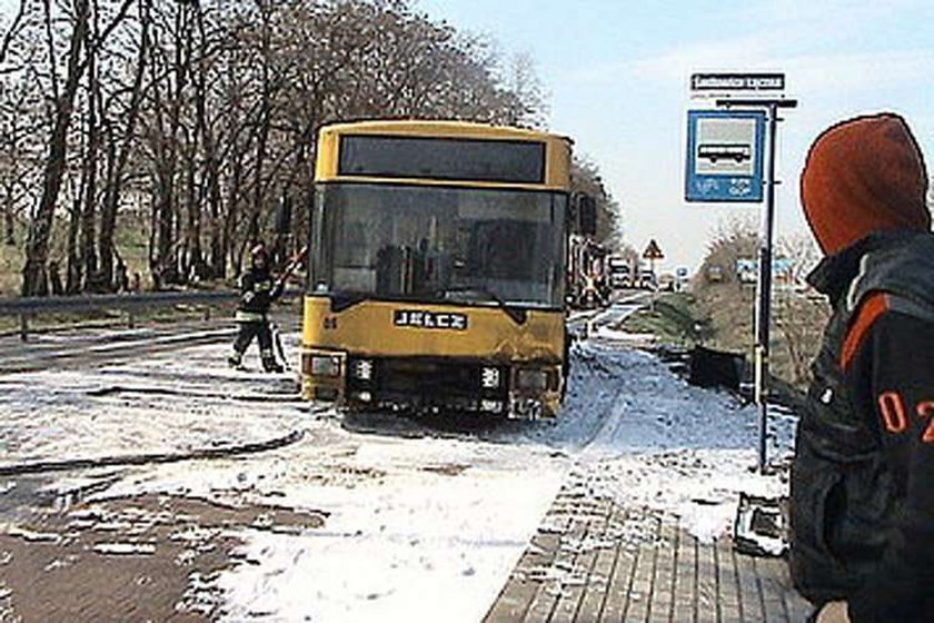 Groza! Autobus komunikacji zapalił się na prostej drodze!