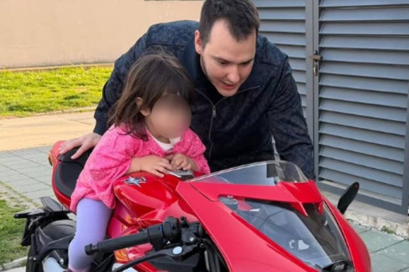 Aleksa Balašević pozira sa ćerkicom, Vera (4) SEDI NA MOTORU OD 23.000 EVRA: "Da li mogu jedan krug oko Slavije?" (FOTO)