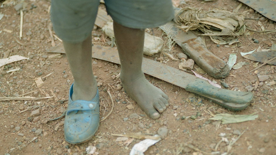 Dziecko i maczety użyte podczas ludobójstwa w Rwandzie w 1994 r.