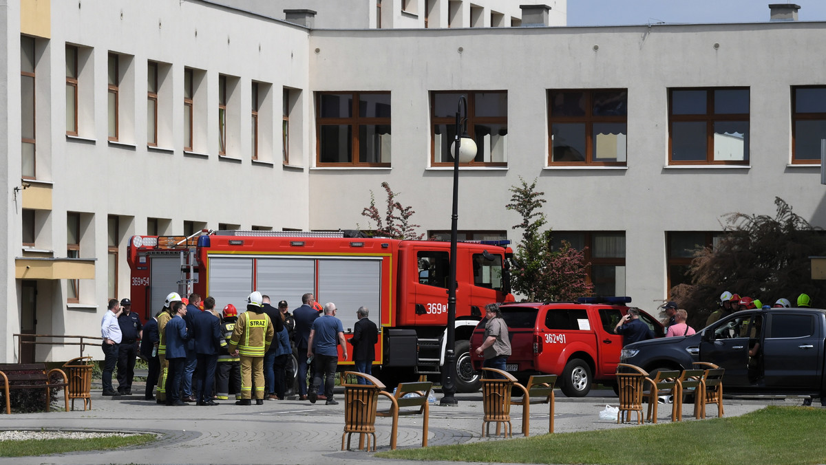 - Woźny pobiegł na piętro mimo strzałów i ryzyka. Złamał mój zakaz, ale chciał ratować dzieci - mówi dyrektorka podstawówki w Brześciu Kujawskim, w której były uczeń urządził strzelaninę. Dodaje, że napastnik był w przeszłości bardzo spokojnym chłopcem.