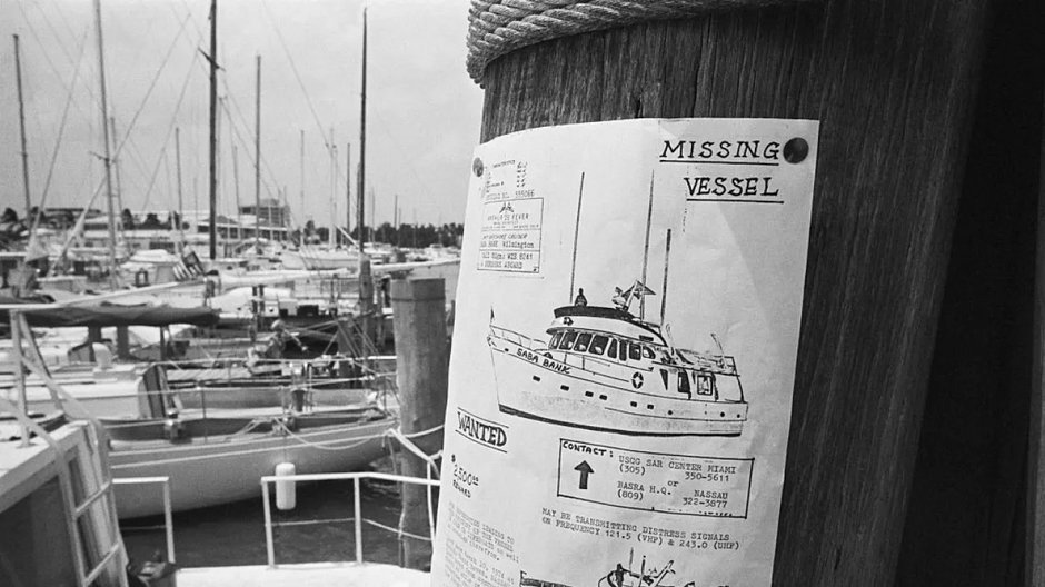 Plakat informujący o poszukiwaniu jachtu, który 10 marca 1974 roku zaginął w obszarze tzw. trójkąta bermudzkiego. fot. Bettman/Contributor/Getty Images