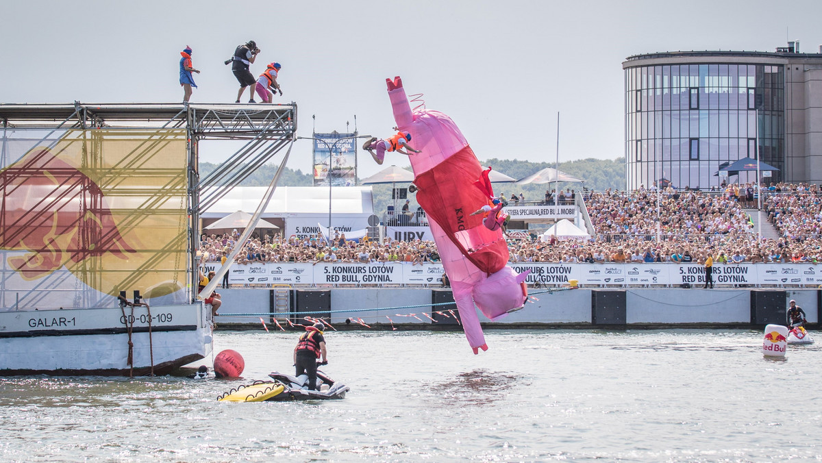 W niedzielę w Gdyni odbył się 5. Konkurs Lotów Red Bull. Spośród czterdziestu ekip z całej Polski największą furorę zrobił zespół "Flinstonowie i Pterodaktyl". Nie tylko kreacja maszyny, najlepsza prezentacja na rampie, ale i odległość uzyskana w locie dały im niekwestionowane zwycięstwo. Pojazd przeleciał 10,8 metra, a ekipa zmontowała błyskotliwe show z pterodaktylem w roli głównej.