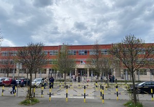 Dojava o bombi u OŠ "Dragan Lukić" na Novom Beogradu, deca hitno evakuisana