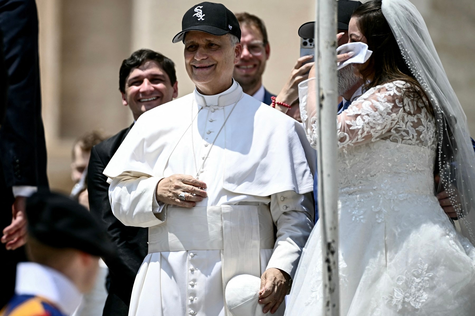 Pápež Lev XIV. v šiltovke Chicaga White Sox. 