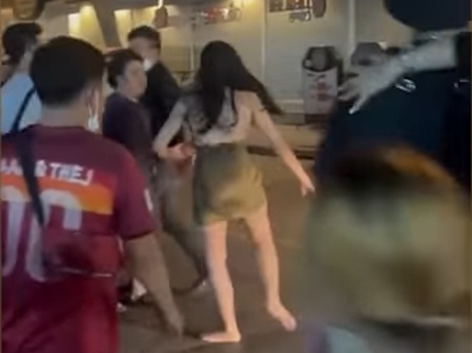 Pareploj Seaija bavila se boksom, pa je demontrirala veštine na dečku koji ju je polio pivom