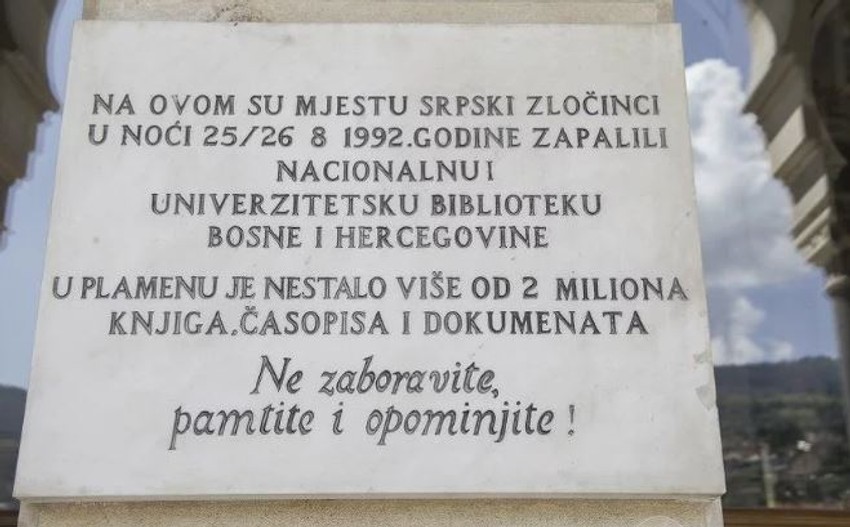 Natpis na Gradskoj Većnici u Sarajevu 