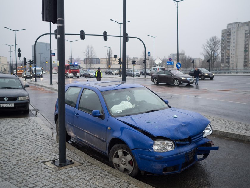 Karambol przy Fabrycznym w Łodzi. 25 aut wpadło w poślizg