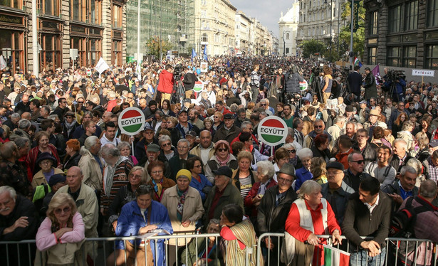 "Kradną naszą wolność! Niech spadają!". Węgrzy wyszli na ulicę