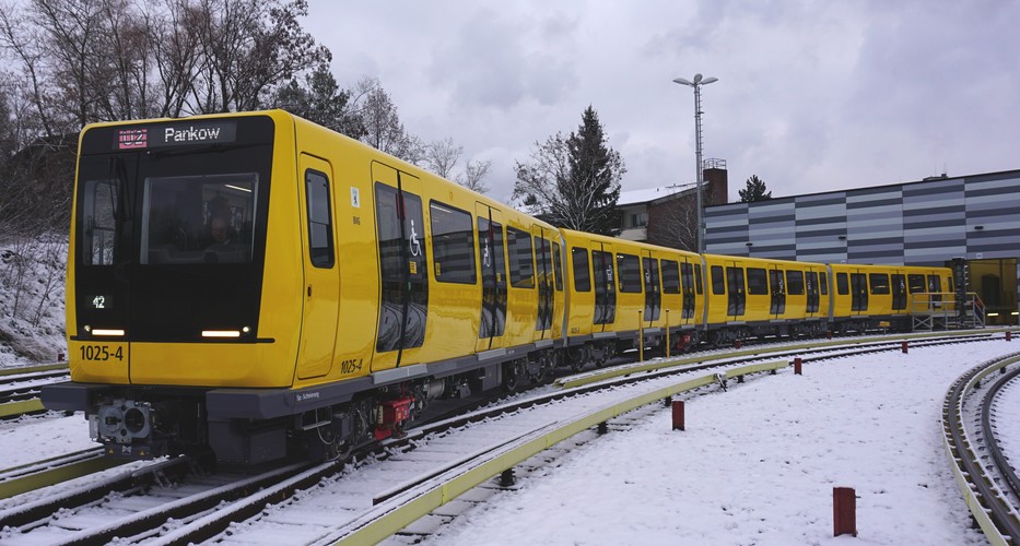 Pierwszy pociąg dojechał do berlińskiego metra w lutym i jest poddawany wyczerpującym testom eksploatacyjnym. W ciągu ostatnich dni przyjechał drugi. Od wyniku testów zależy, czy przewoźnik kupi 34 kolejne takie pociągi, chociaż jest  to raczej formalnością.  Kontrakt ma się zakończyć do 2017 r.  Na zdj. Pociąg Stadlera dla metra w Berlinie na torach odstawczych