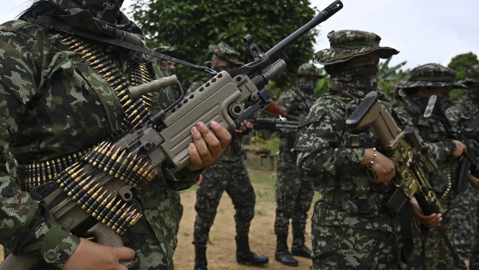 TRAMP NA METI! Do juče neprijatelji, a sada DIŽU ORUŽJE za RAT protiv „AMERIČKOG CARSTVA“