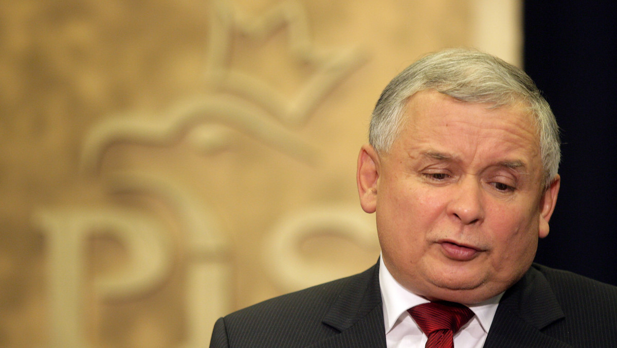Donald Tusk chce się podzielić odpowiedzialnością za coś co nie wychodzi - powiedział w radiowej "Jedynce" o spotkaniu premiera z prezydentem prezes PiS Jarosław Kaczyński, dodając, że prezydent zachował się pięknie i szlachetnie przyjmując Tuska.
