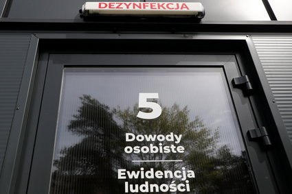 Rząd otworzył urzędy i pozostawił je samym sobie. Jak dbają o bezpieczeństwo?