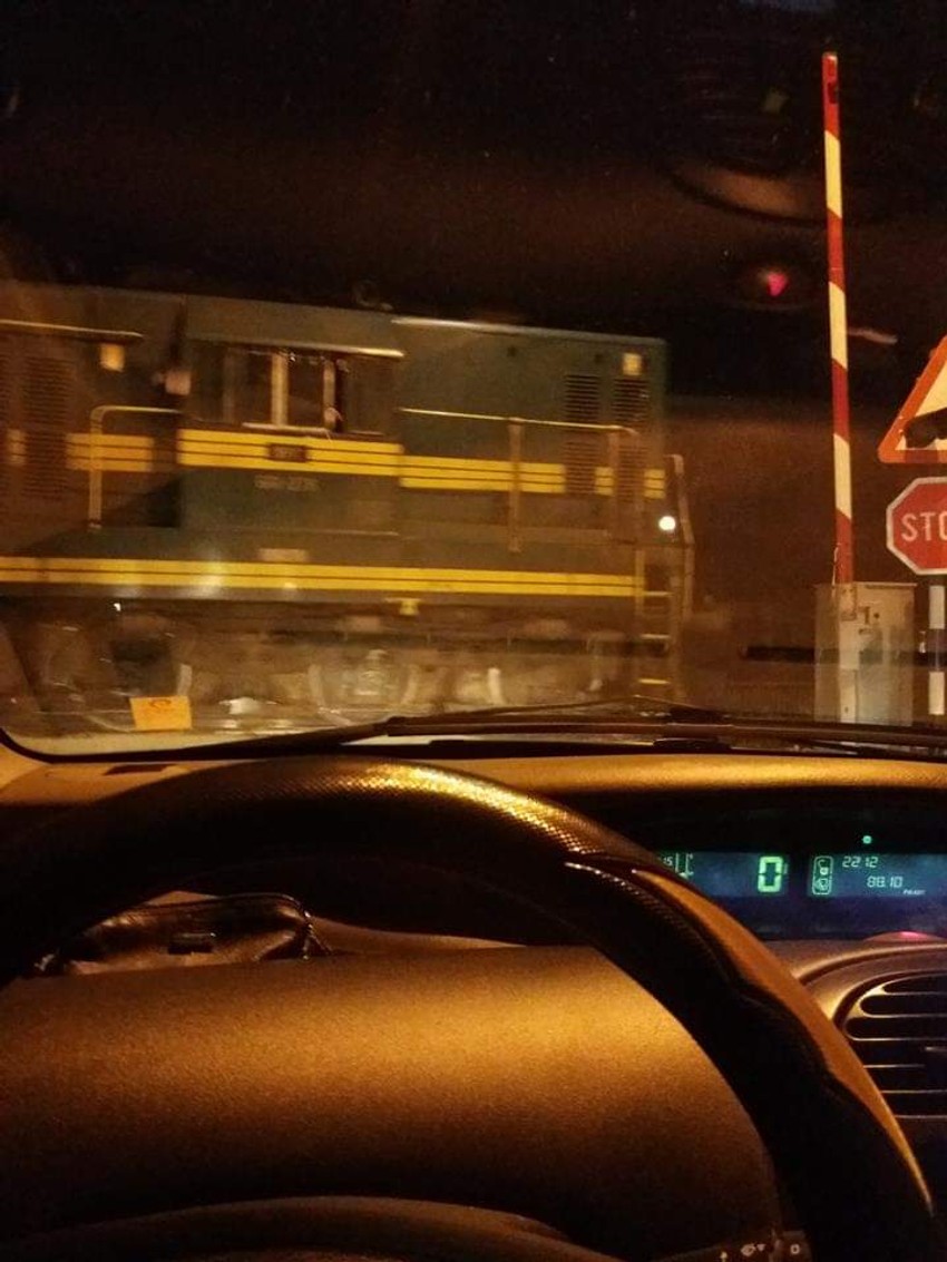 Fotografija pružnog prelaza za koju čitateljka tvrdi da je snimljena večeras oko 21 sat