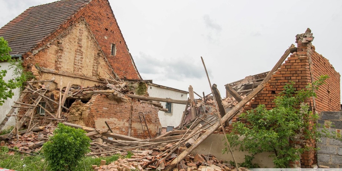 Ostrowina. Zawaliła się stodoła. 17-latek w ciężkim stanie trafił do szpitala