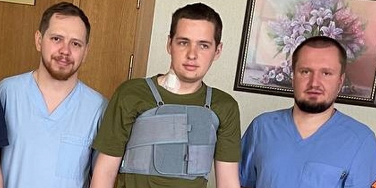 20-letni żołnierz Wołodymyr Hordijenko ze swoimi lekarzami. 