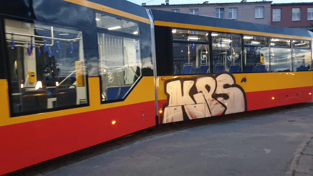 Graffiti na tramwaju. Prezydent Grudziądza funduje nagrodę za wskazanie sprawcy