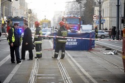 Tragedia w centrum Łodzi. Pijany motorniczy wjechał w auto. ZDJĘCIA
