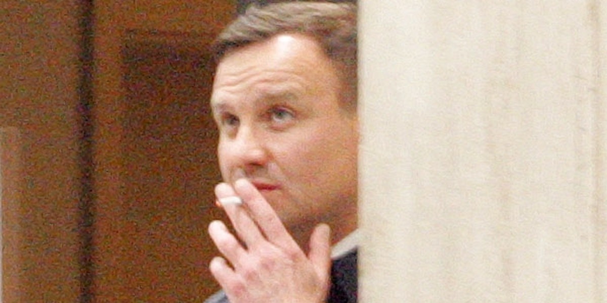 Andrzej Duda pali papierosa