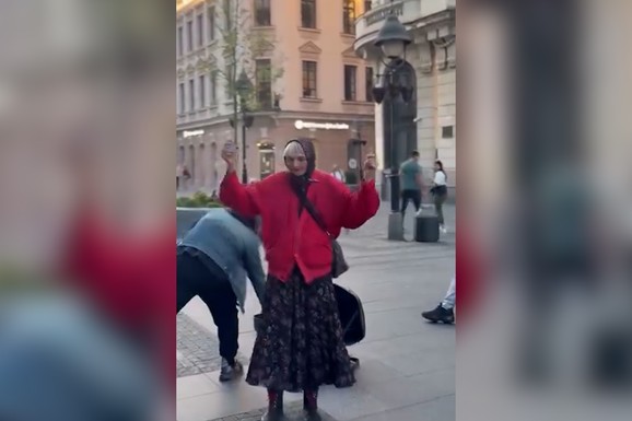 (VIDEO) HRANI SE U NARODNOJ KUHINJI, A DAJE I POSLEDNJI DINAR DA POMOGNE Glumica Vesna Pećanac zaigrala usred Kneza, snimak rasplakao Srbiju: "Srce mi se slama"