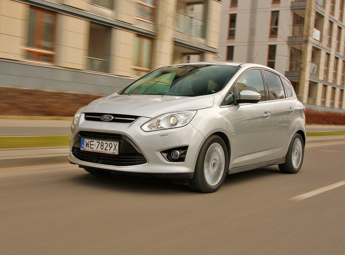 Z czym wam się kojarzą kompaktowe minivany, bo nam z nadmuchanymi autami segmentu C, które są mniej poręczne w mieście i wolniejsze na zakrętach. Po przejażdżce najnowszym fordem c-max diametralnie zmieniamy naszą opinię...