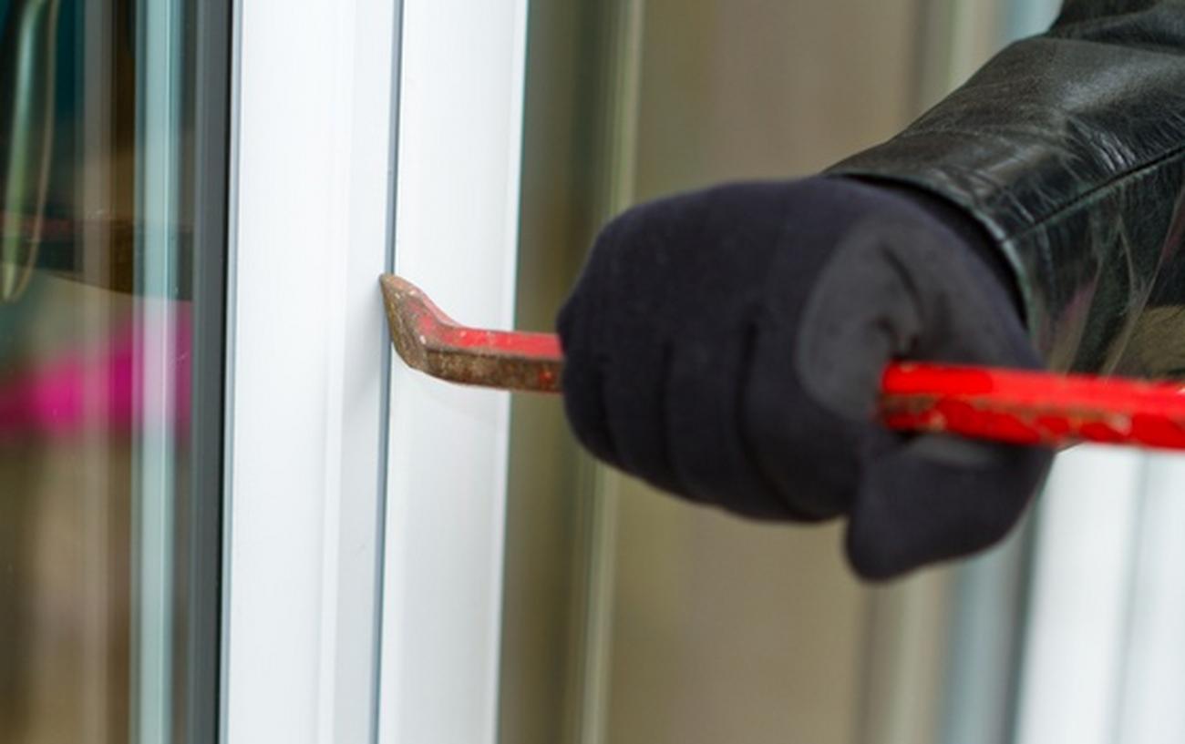 Открыть пластиковое окно снаружи без повреждений. Отжатие пластикового окна. Как открыть пластиковое окно без повреждений. Вскрываем пластиковое окно. Вскрытие пластикового окна.