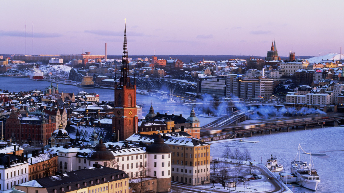 Wycieczki po dachach sztokholmskich budynków cieszą się rosnącą popularnością i oferowane są w rosnącej liczbie wersji językowych.