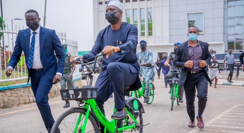 Oyo State Governor, Seyi Makinde riding bicycle for fun. [Twitter:Makinde]