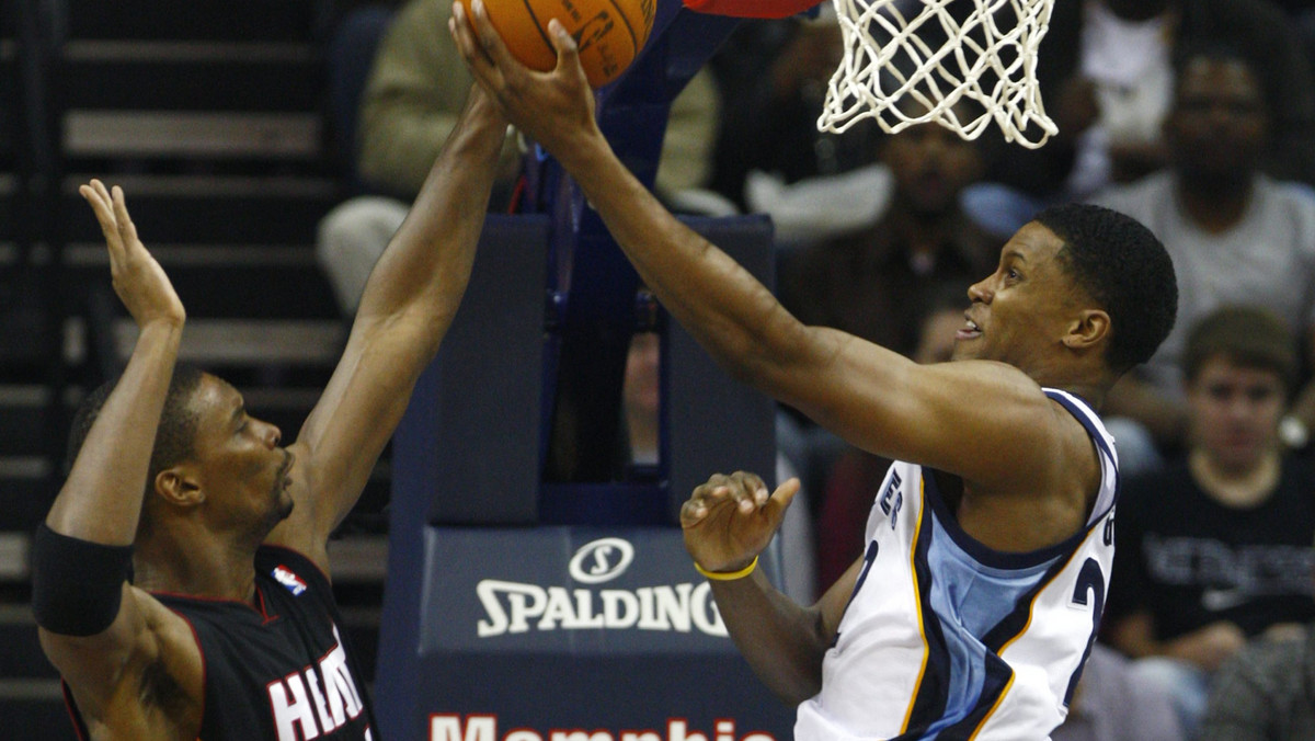 Dwight Howard zdobył 25 punktów i zebrał 12 piłek na tablicach, a Magic pokonali Indiana Pacers 90:86. Marcin Gortat spędził na boisku dziesięć minut, ale nie miał nawet okazji oddać rzutu, ale zapisał trzy zbiórki na swoim koncie. To czwarta z rzędu wygrana drużyny z Orlando. Zaś ich rywale z Florydy nieoczekiwanie przegrali w Memphis 95:97.