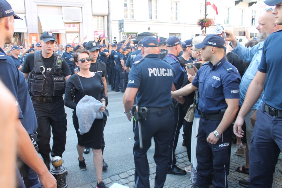 Protest przeciwko marszowi narodowców