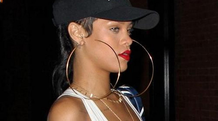 Melltartó nélkül, átlátszó felsőben flangált Rihanna - fotók