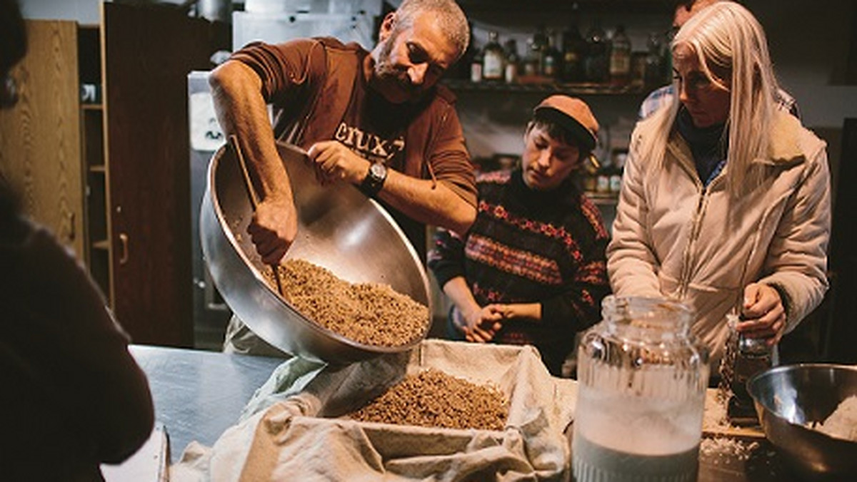 Ikona kulinarnego świata. Mistrz fermentacji, sztuki konserwowania żywności, która po latach wraca do łask. Jego "Dzika fermentacja" na świecie ma status bestsellera. Sandor Katz to pasjonat swojej pracy, wielki entuzjasta i autorytet.