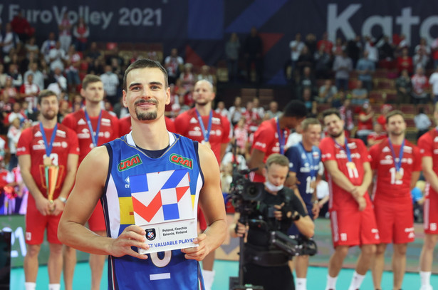 Włoch Simone Giannelli z nagrodą dla MVP po wygranym finale mistrzostw Europy siatkarzy nad reprezentacją Słowenii