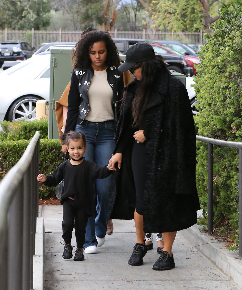 Kim Kardashian na spacerze z córką