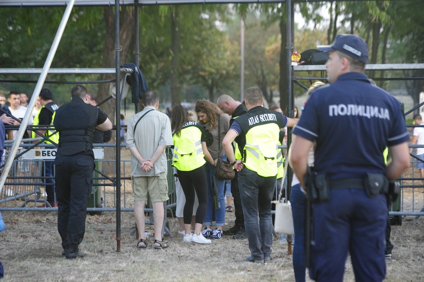 Policajci u uniformama, ali i u civilu