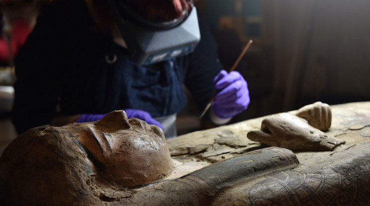 A kutatók száz év után először emelték ki a szarkofágból a múmiát, ekkor látták meg a képeket. /Fotó: Northfoto