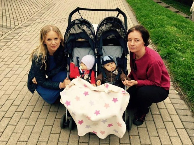 Barbara Sienkiewicz z dziećmi i Marzena Rogalska