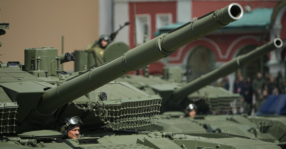The Russians are preparing for a bloody charge. 100,000 soldiers and wagons full of tanks