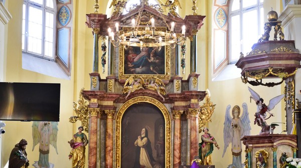Wyposażenie kościoła jest barokowe i pochodzi z XVIII w. Ołtarz główny zdobi obraz przedstawiający patronkę świątyni. 