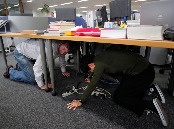 Pracownicy Associated Press kryją się pod biurkami w tokijskiej siedzibie agencji